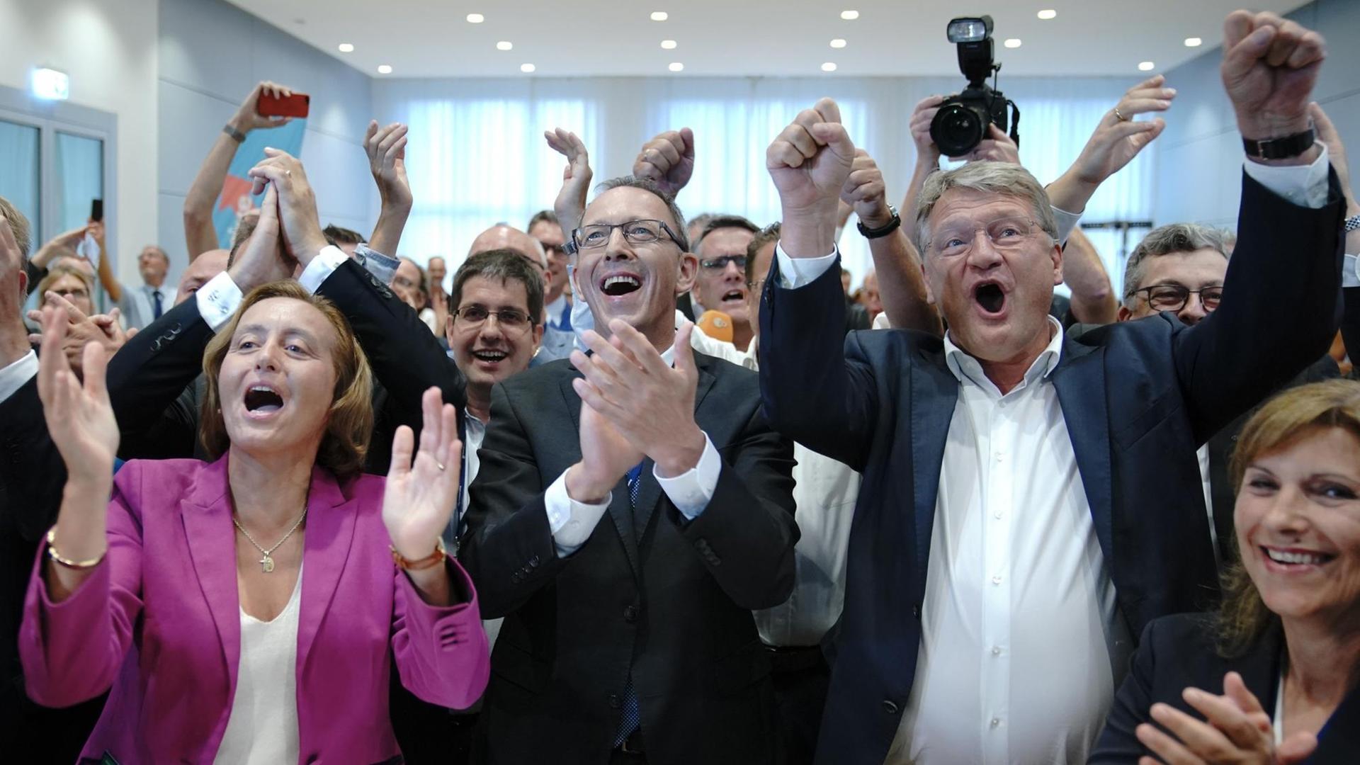 Politiker der AfD jubeln bei einer Wahlparty über das Abschneiden ihrer Partei.