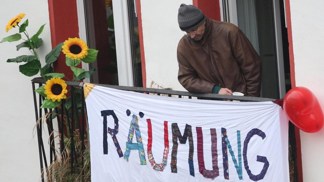 "Räumung is nich!" steht auf einem Banner an dem Haus in der Lausitzer Straße in Berlin.