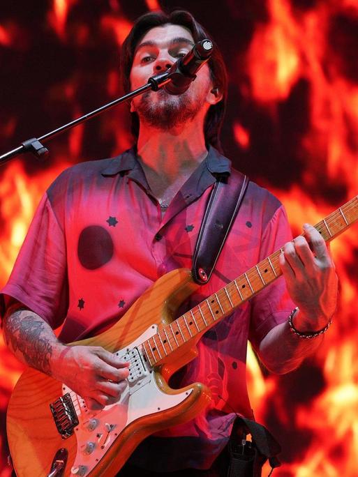 Juanes während seines Auftritts in Madrid am 9. Juli. Der Musiker trägt bei seinen Shows gern ordentlich auf, doch seine Texte haben oft politische Botschaften.