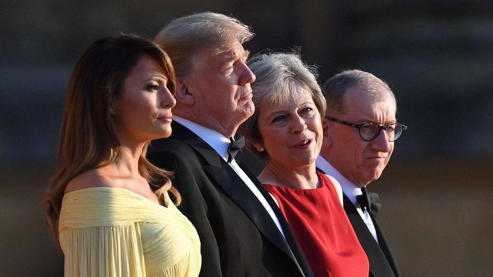 Aufstellung vor dem Dinner: Melania und Donald Trump zu Gast bei Premierministerin May und ihrem Gatten.