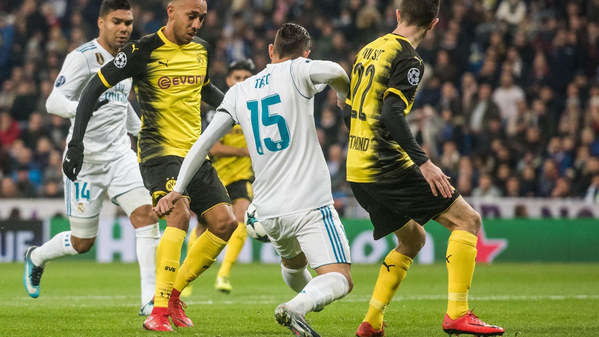 Dortmunds Pierre-Emerick Aubameyang (l) lupft den Ball gegen Madrids Theo Hernández zum 2:2 ins Tor.