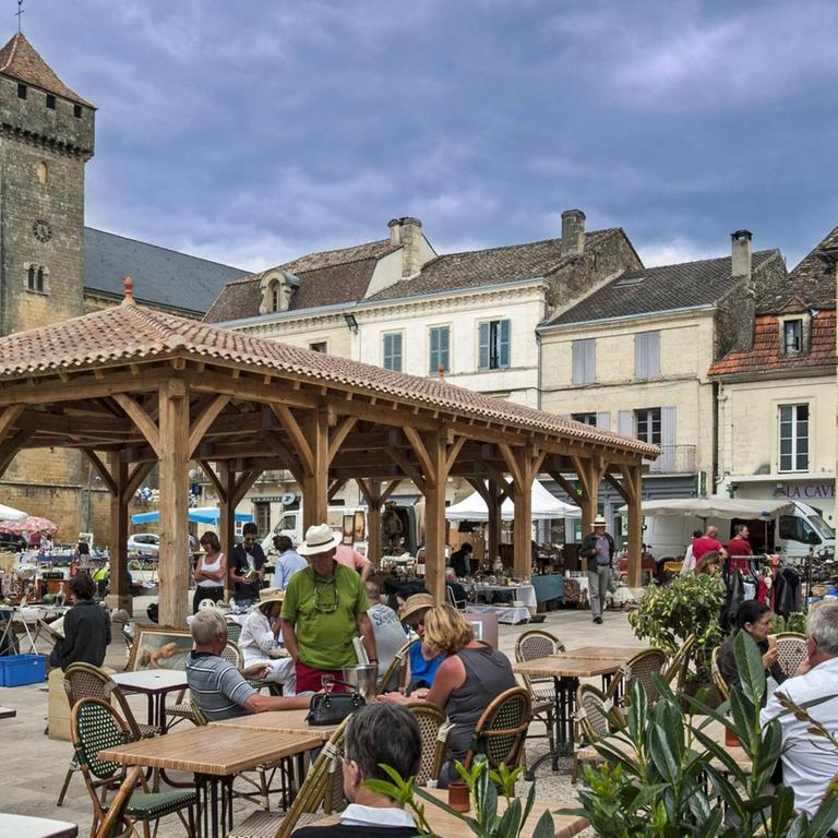 Der Marktplatz und die Festungskirche Saint-Laurent-et-Saint-Front in der Bastidenstadt Beaumont im französischen Périgord