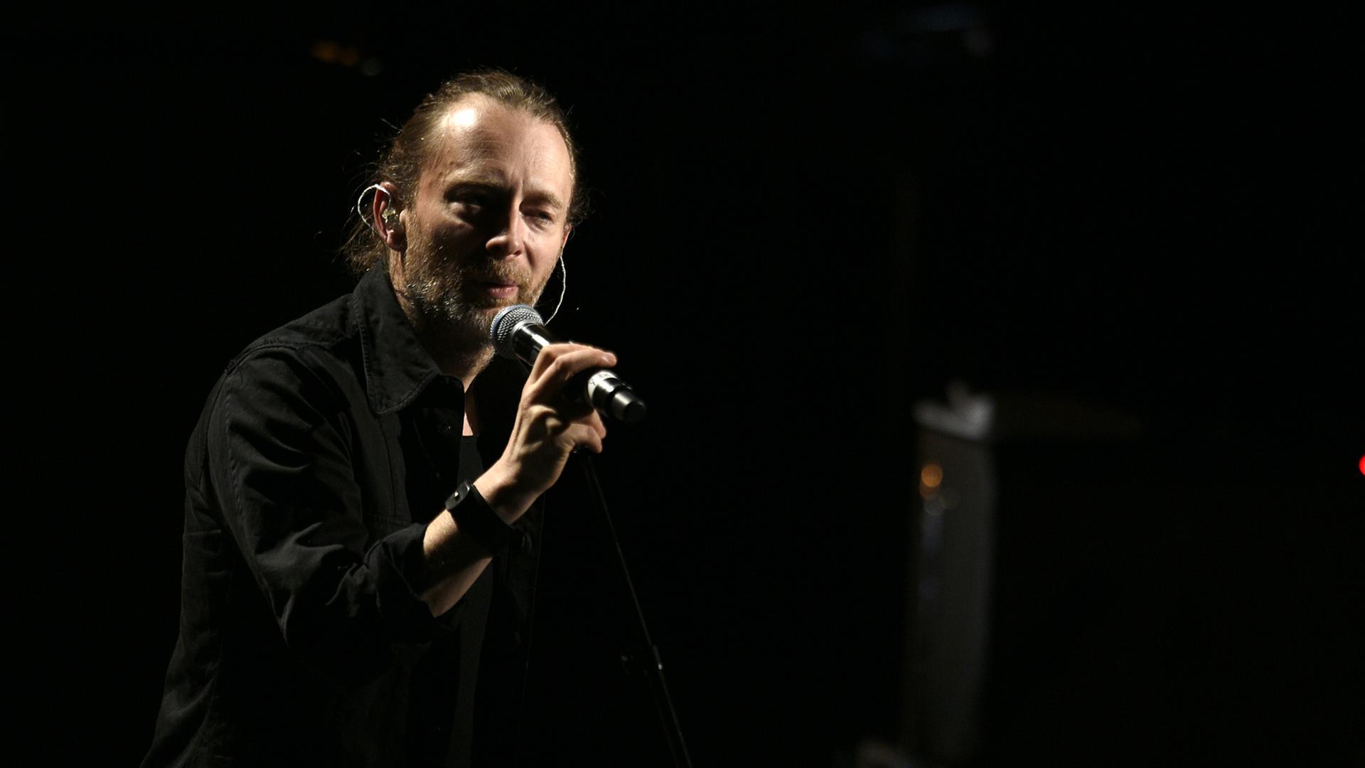 Der britische Sänger und Bandleader von Radiohead, Thom Yorke, bei einem "Pathway to Paris"-Konzert in Paris im Dezember 2015 im Rahmen der Pariser Klimakonferenz COP 21