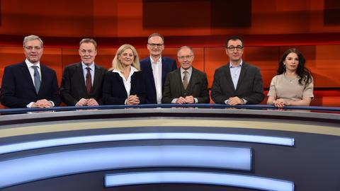 Die Gäste der Talkshow "Hart aber Fair" im Studio: Norbert Röttgen, Thomas Oppermann, Kristina Dunz, Moderator Frank Plasberg, Karl Rudolf Korte, Cem Özdemir und Marina Weisband (von links nach rechts)