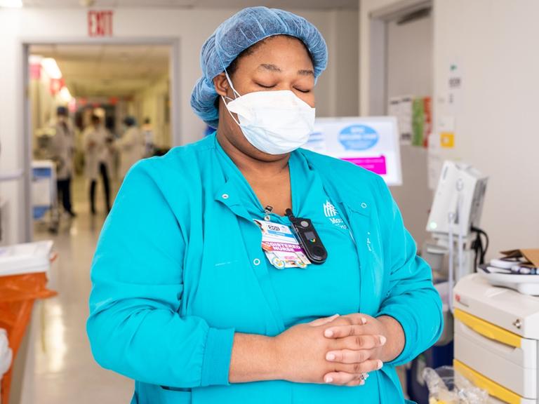 Krankenschwester Simone findet Kraft in einem Gebet.