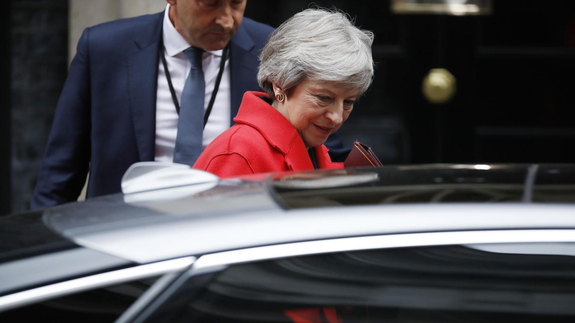 Regierungs-Chefin Theresa May steigt in ein Auto.
