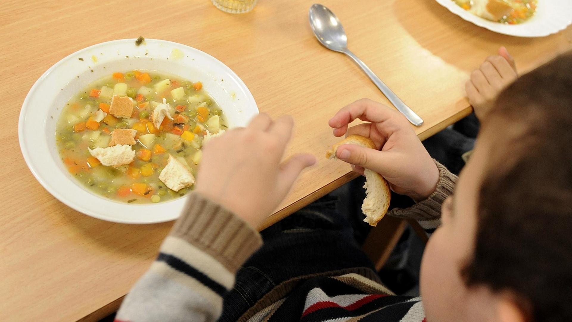 Schulessen in Berlin: Ein Kind isst Gemüseeintopf. Schulessen in Berlin: Ein Kind isst Gemüseeintopf.