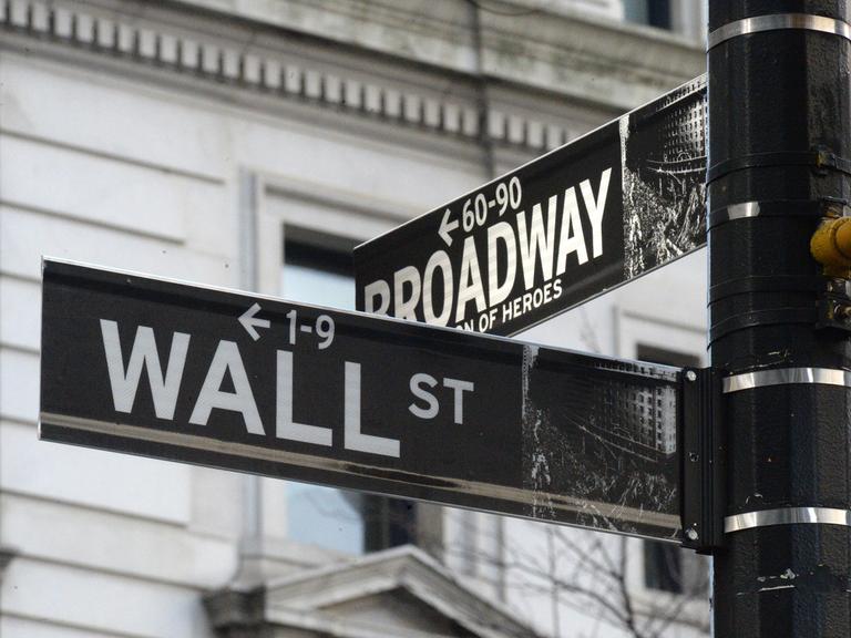 Die Straßenschilder mit der Aufschrift "Wall Street" und "Broadway" in New York (USA), aufgenommen am 08.03.2014.