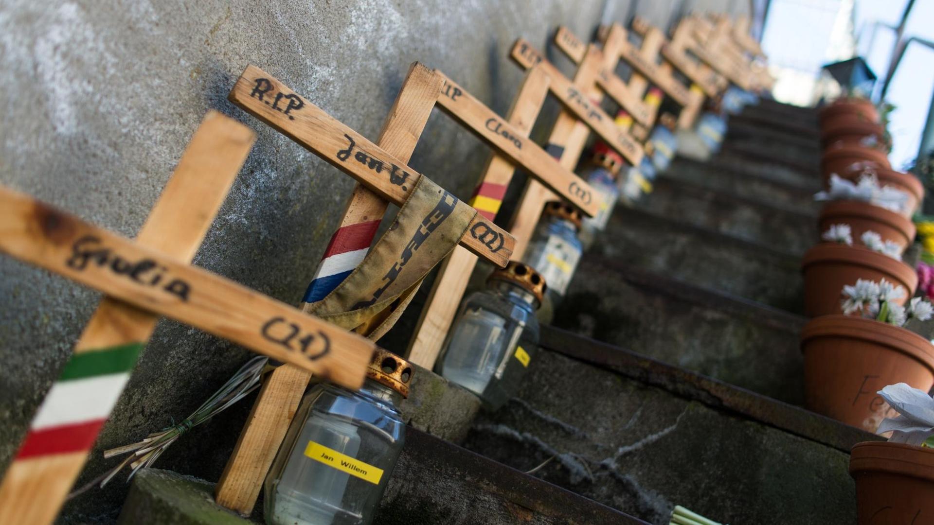 Holzkreuze mit Namen der Opfer stehen auf einer Treppe auf dem Gelände der Loveparade-Gedenkstätte in Duisburg