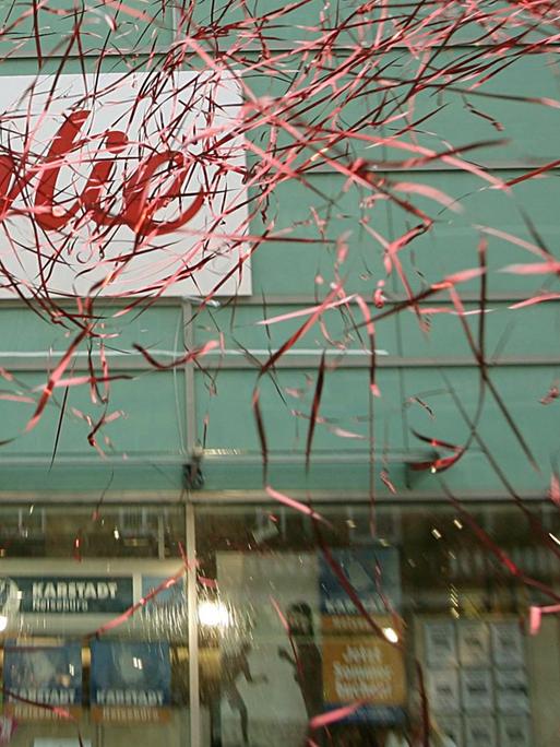 Einen Konfettiregen gibt es anlässlich der Vorstellung des neuen Hertie-Logos am Donnerstag (01.03.2007) in Berlin