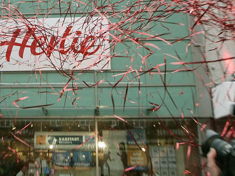 Einen Konfettiregen gibt es anlässlich der Vorstellung des neuen Hertie-Logos am Donnerstag (01.03.2007) in Berlin