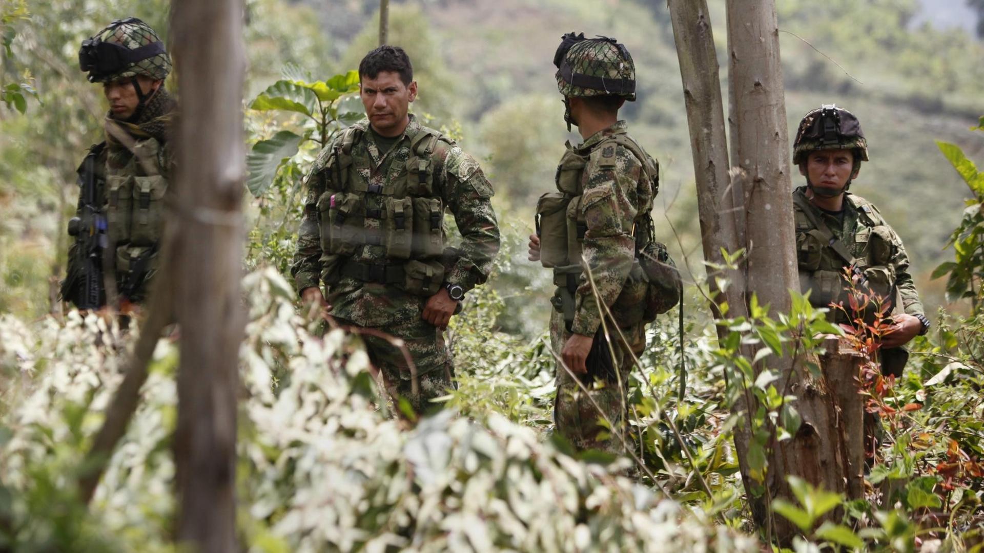 Kolumbianische Soldaten bewachen den Ort, an dem bei einem Angriff durch die Farc elf Soldaten getötet wurden.