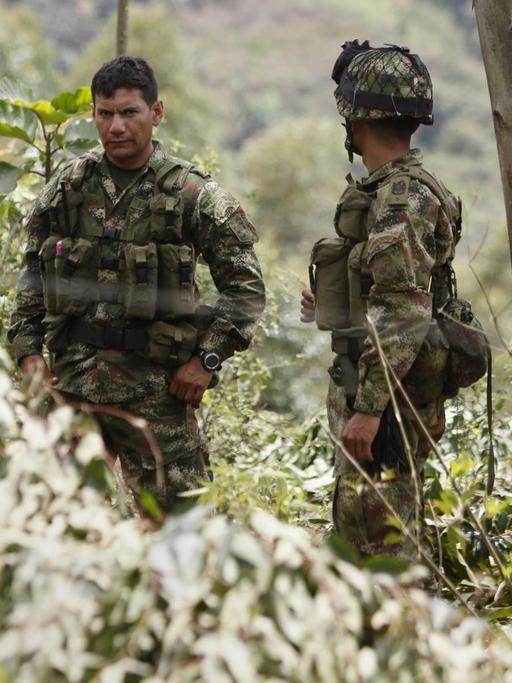 Kolumbianische Soldaten bewachen den Ort, an dem bei einem Angriff durch die Farc elf Soldaten getötet wurden.