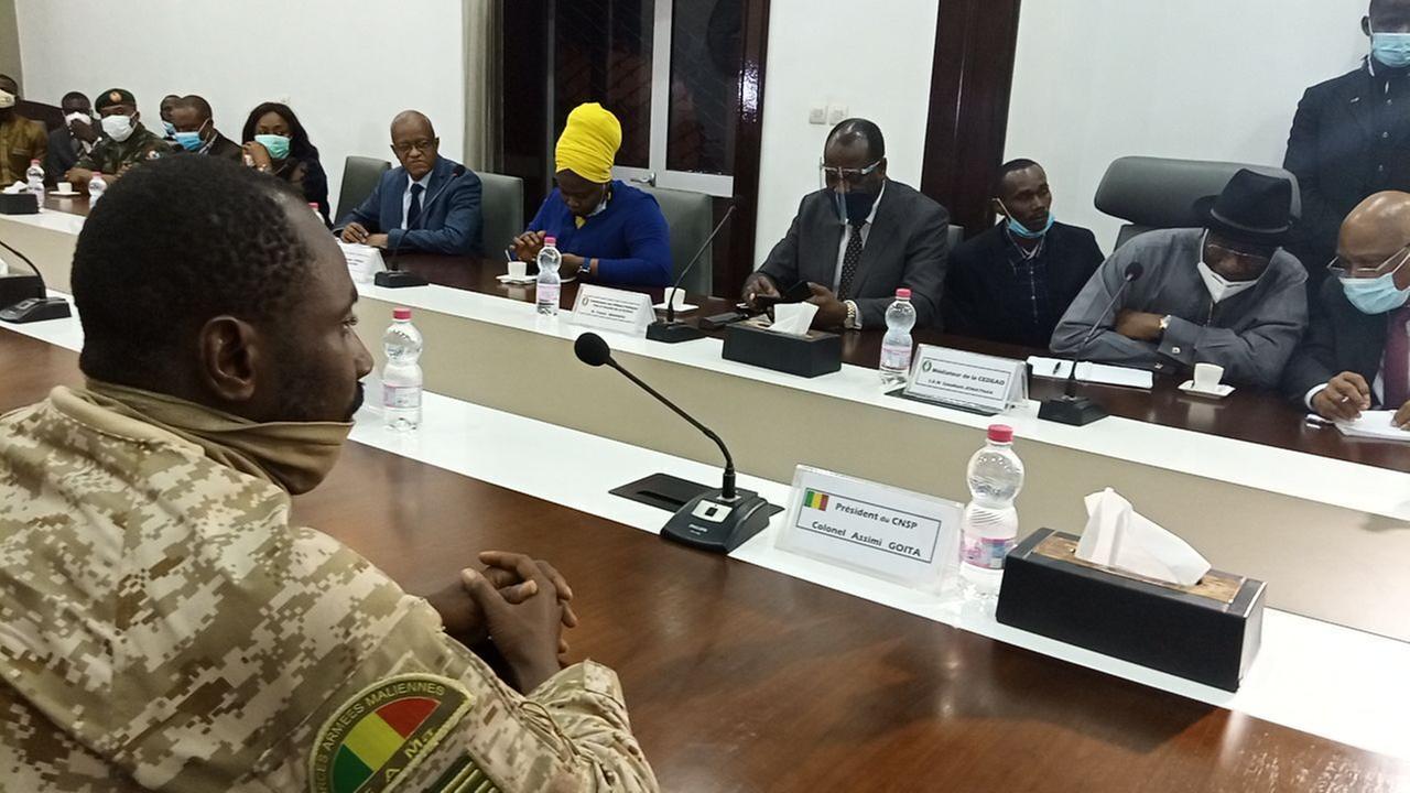 In einem Konferenzraum sitzen zahlreiche afrikanische Politiker an langen Tischen.