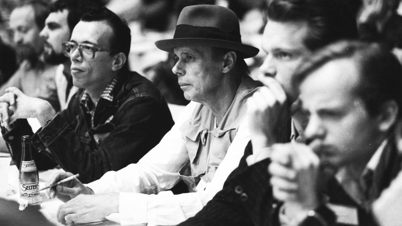 Joseph Beuys beim Bundesparteitag der Grünen am 21.06.1980 in der Westfalenhalle in Dortmund.