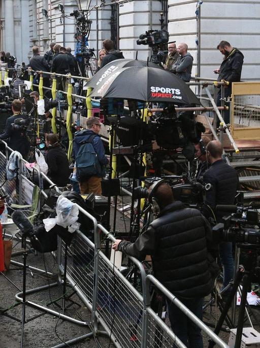 Die Medien warten in der Downing Street in London auf Premierministerin Theresa May.