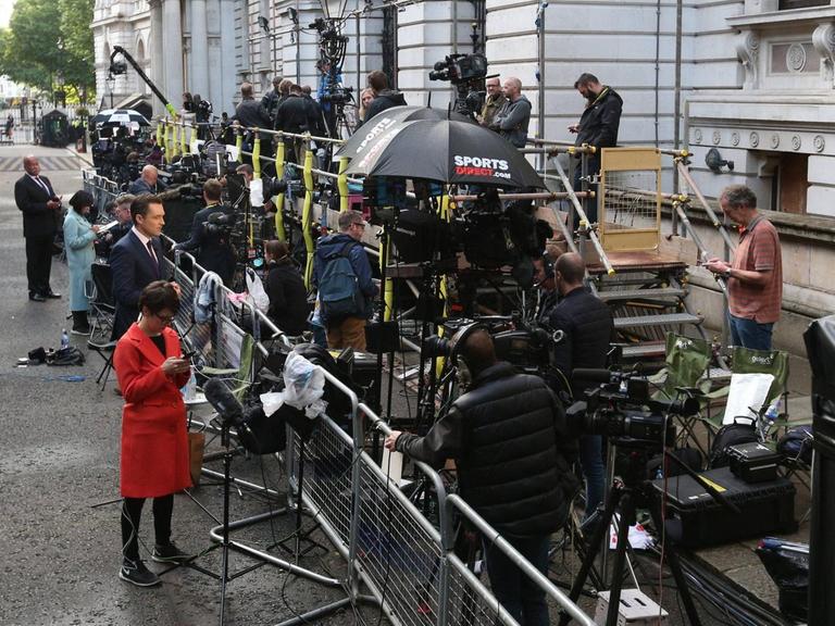 Die Medien warten in der Downing Street in London auf Premierministerin Theresa May.
