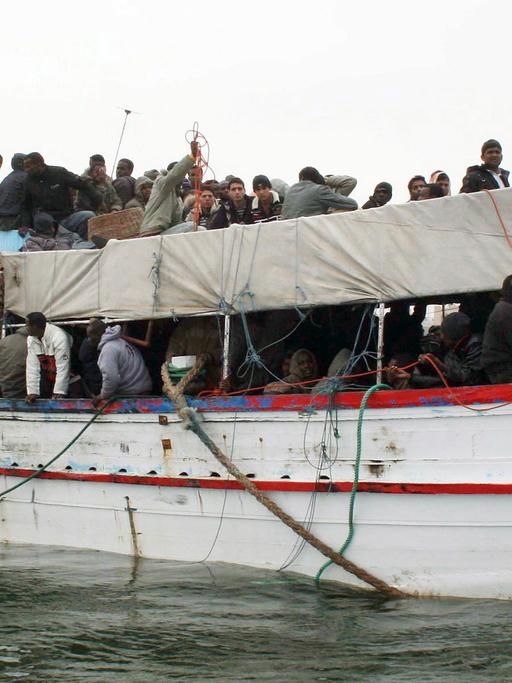 Überfülltes Boot mit afrikanischen Flüchtlingen vor der Küste Libyens