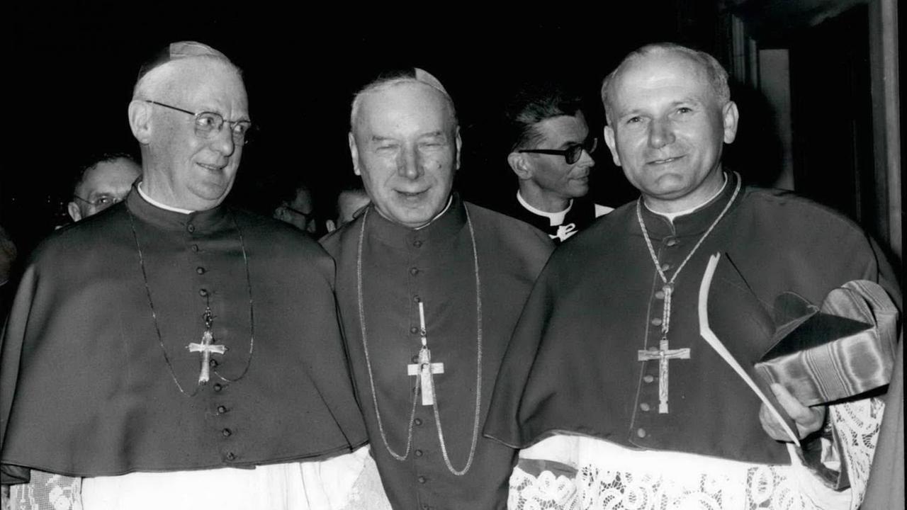 Die Kardinäle John Helnan aus Westminster, Stefan Wyszysky aus Warschau und Karol Wojtyla aus Krakau bei der Bischofssynode 1968 in London