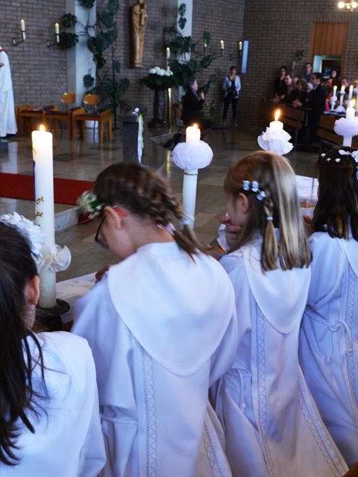 In allen Teilen der Bundesrepublik Deutschland begingen nach Ostern katholische Christen, wie auf dem Foto in der Iserlohner St. Hedwigskirche, feierlich die Erste Kommunion.