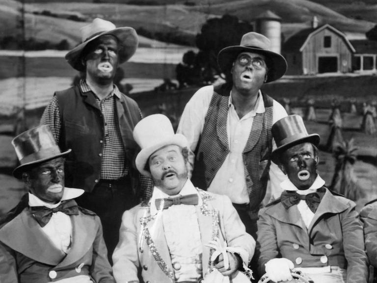 Minstrel-Darsteller im Film "Sierra Passage" aus dem Jahr 1951 mit Blackface. Blackfacing am Theater wurde in den letzten Jahren zunehmend als rassistisch empfunden.