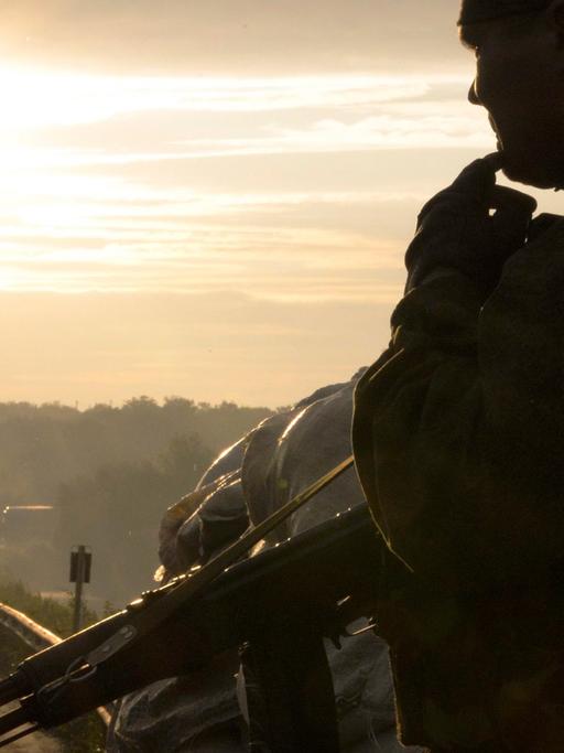 Ein pro-russischer Kämpfer in der Nähe in der Nähe von Karlivka