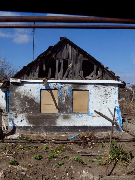 Ein zerstörtes Haus in Schirikino in der Ost-Ukraine.