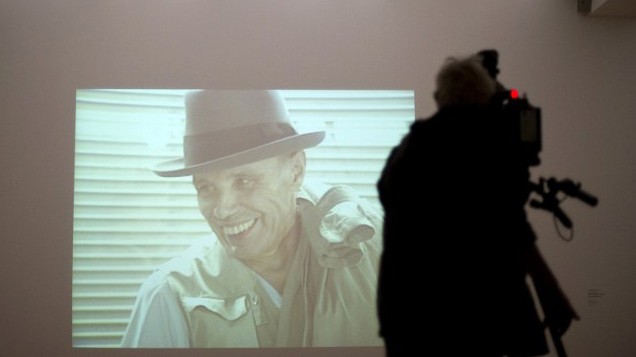 Ein Video von Joseph Beuys während der Ausstellung "Joseph Beuys: 8 Days in Japan and the Utopia Eurasia" am 7.10.2011 im Hamburger Bahnhof Museum in Berlin.