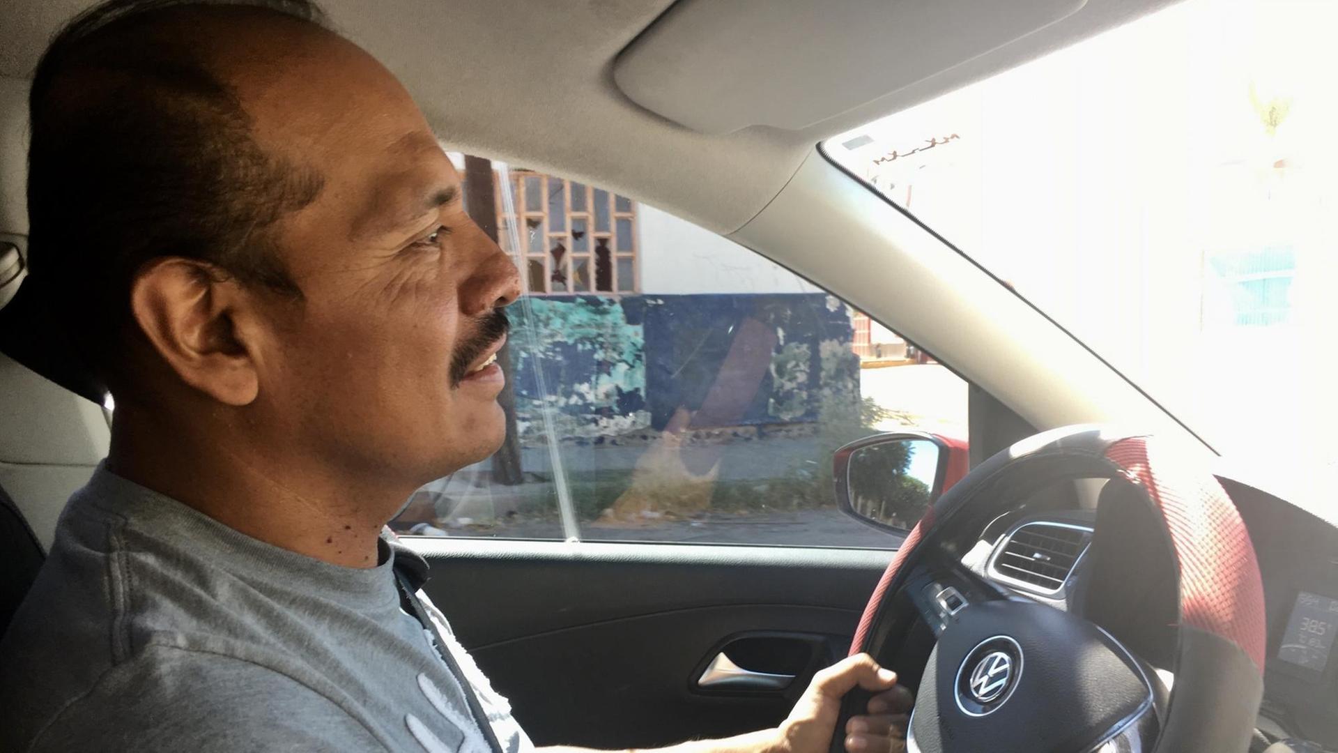 In Ciudad Juárez an der Grenze zu den USA, einer der Hochburgen der Billiglohnfabriken, fährt Armando Hernández seit einigen Monaten für Uber.