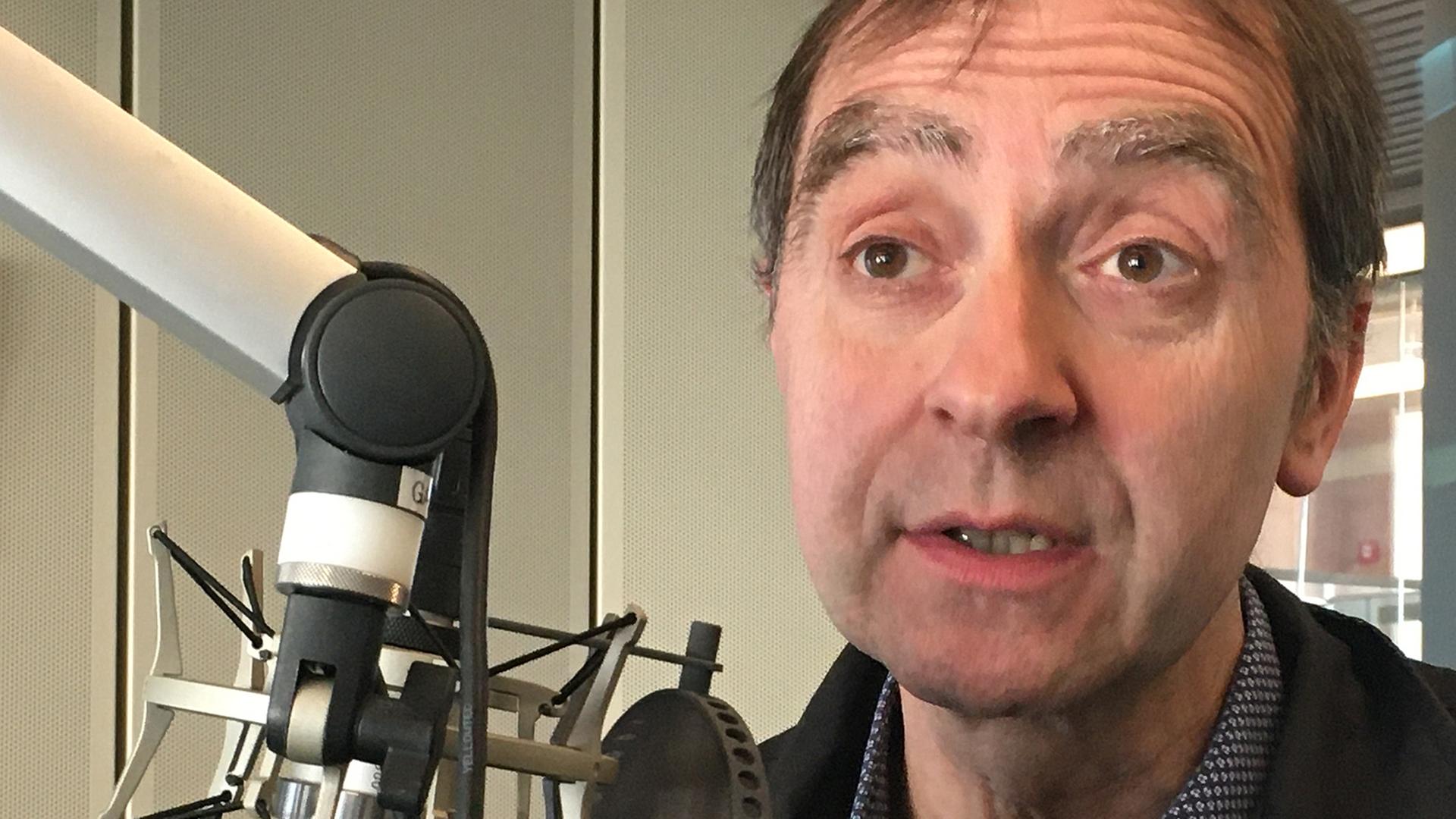 Der Galerist Rupert Pfab am Mikrofon in einem Studio von Deutschlandfunk Kultur. Der Galerist Rupert Pfab am Mikrofon in einem Studio von Deutschlandfunk Kultur.