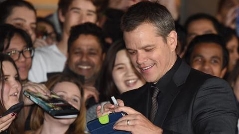Matt Damon gibt Untergramme bei der Premiere von "Jason Bourne" in Australien.