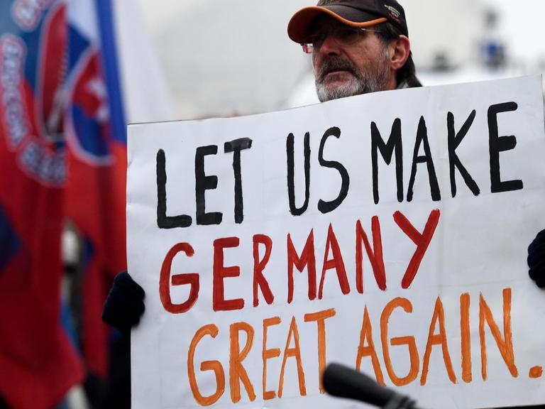 "Let us make Germany great again" steht auf einem Plakat bei einer Demonstration von Bärgida, dem Berliner Ableger von Pegida.