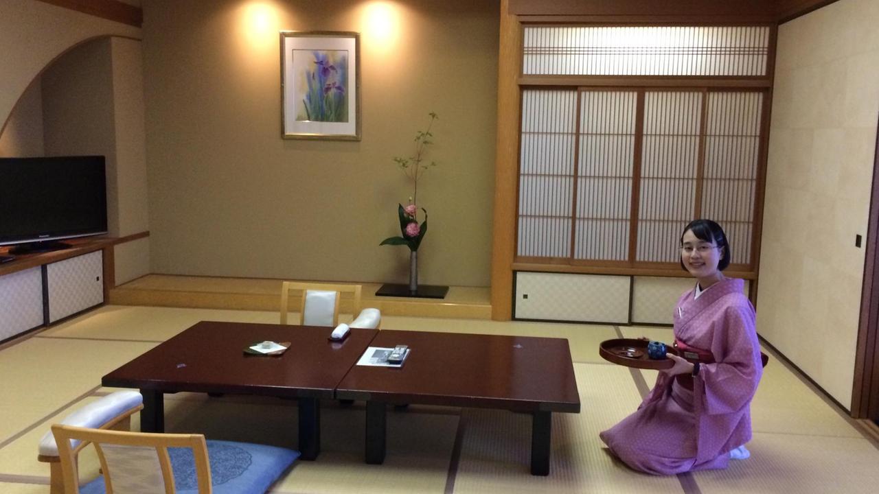 Mitarbeiterin im traditionellen Ryokan Hotel von Ibusuki