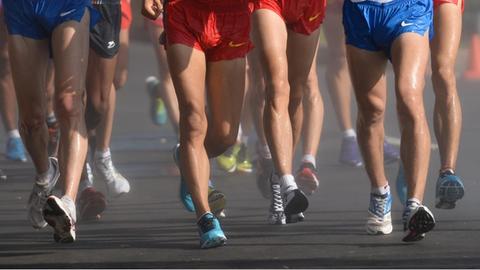 Die Beine von männlichen Athleten, die gerade 20 Kilometer Gehen absolvieren.
