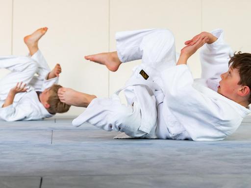 Kinder und Jugendliche des TSV Reinbek trainieren zusammen die japanische Kampfkunst Aikido.