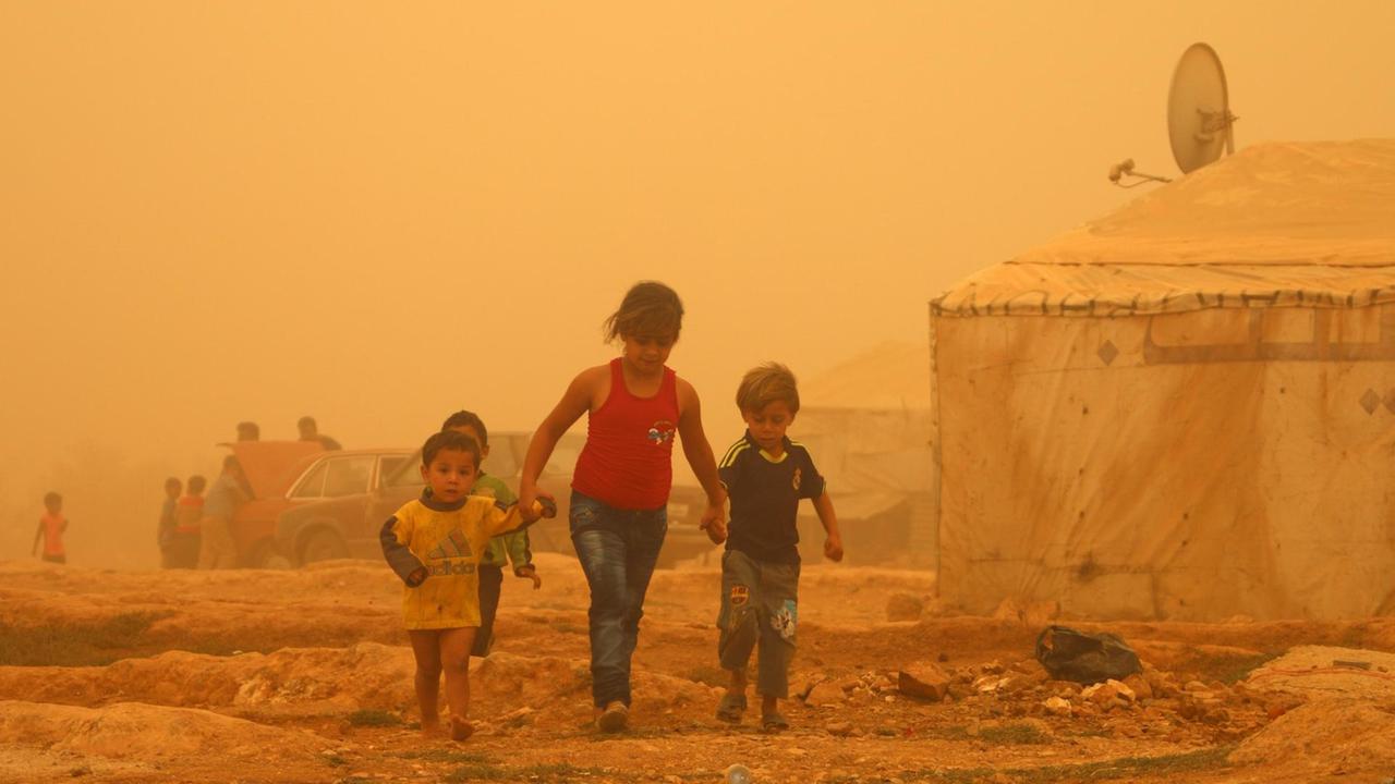 Syrische Flüchtlinge: drei Kinder im Libanon in einem Lager bei Baalbek.