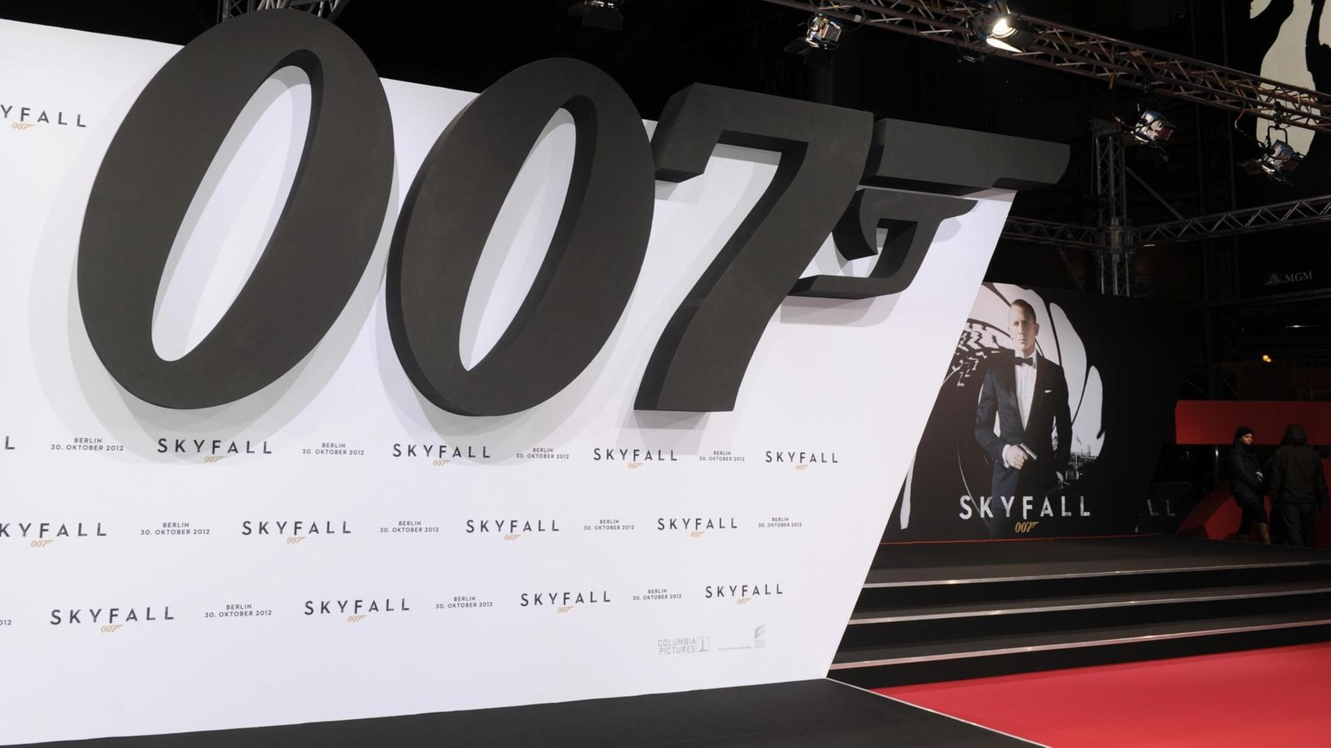 Das James Bond Logo "007" ist am roten Teppich in Berlin aufgebaut - zur Premiere des Films "Skyfall" am 30.10.2012.