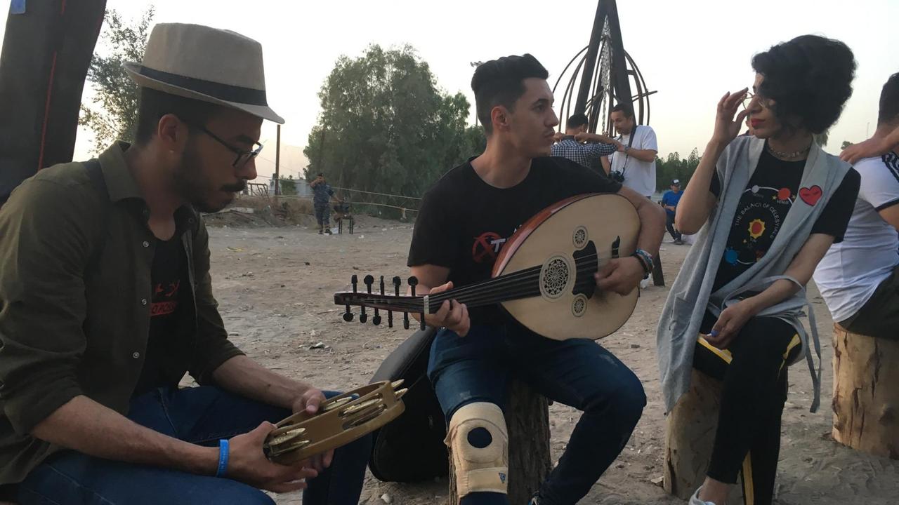 Musiker sitzen im Kreis auf dem Tarkib-Festival für zeitgenössische Kunst in Bagdad
