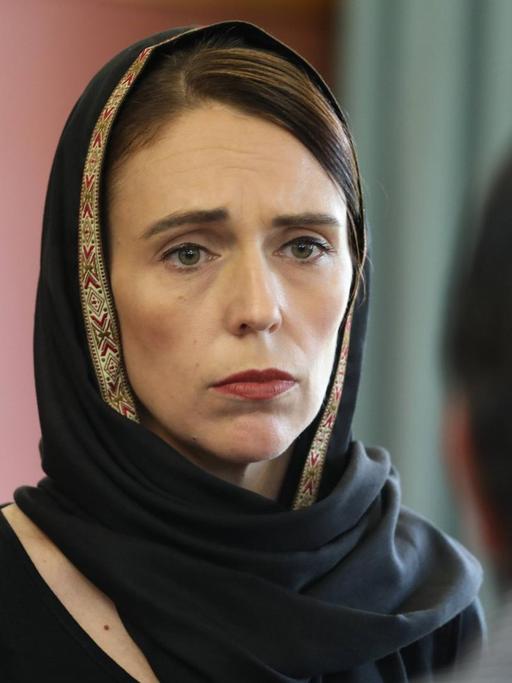 Die neuseeländische Premierministerin Jacinda Ardern trifft Mitglieder der muslimischen Gemeinde nach dem Terroranschlag in Christchurch.