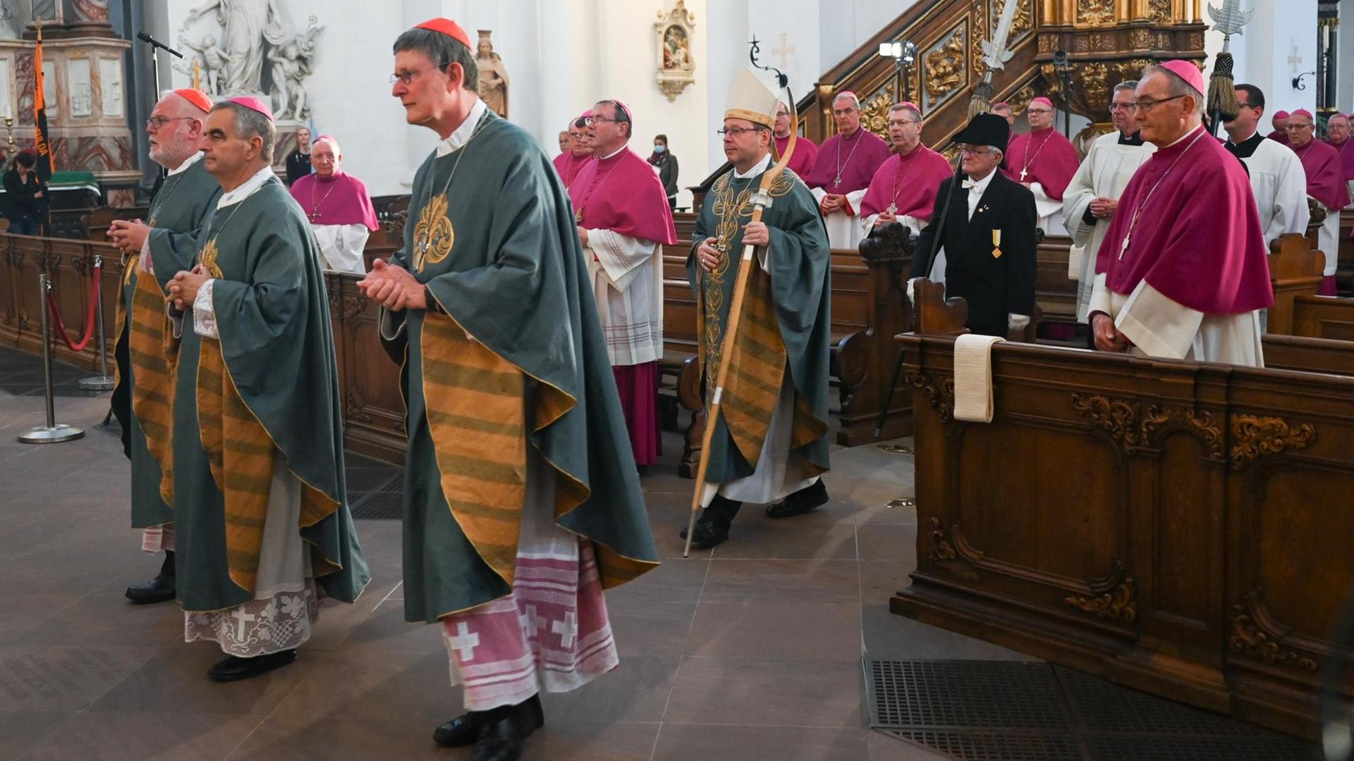 Kardinal Rainer Maria Woelki (3.v.l.) und andere Bischöfe bei ihrer Herbstvollversammlung