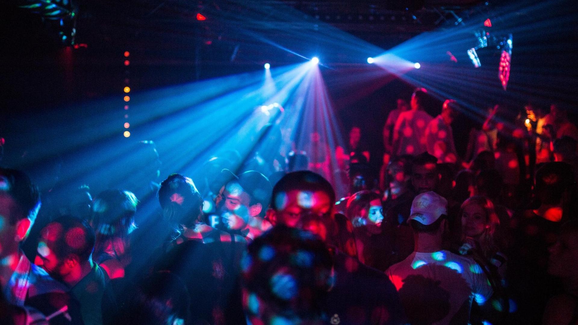 Erstes 2GWochenende in Berliner Clubs Ohne Maske auf dem Dancefloor