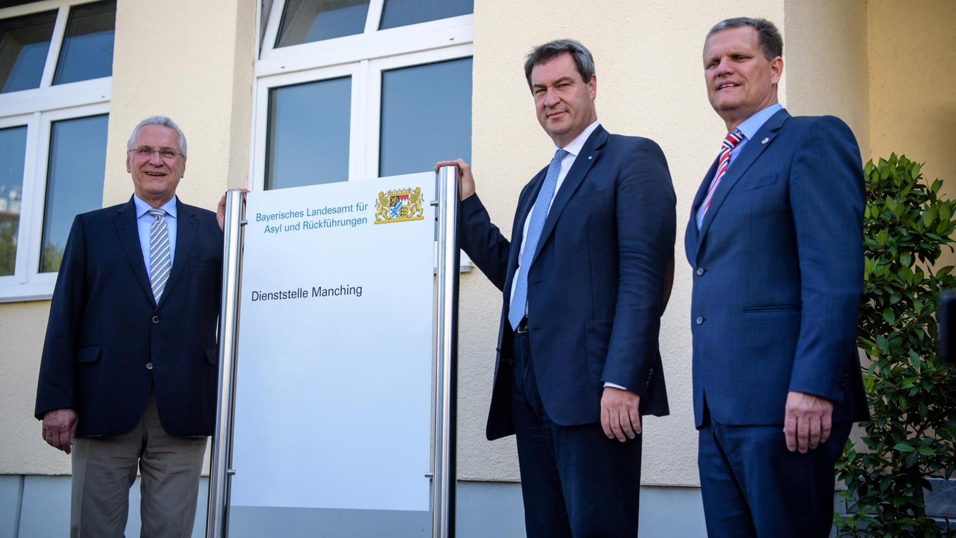 Das Foto zeigt von links nach rechts Bayerns Innenminister Joachim Herrmann (CSU, l-r), Ministerpräsident Markus Söder (CSU), und Thomas Hampel, den Präsident des Landesamtes für Asyl und Rückführungen.