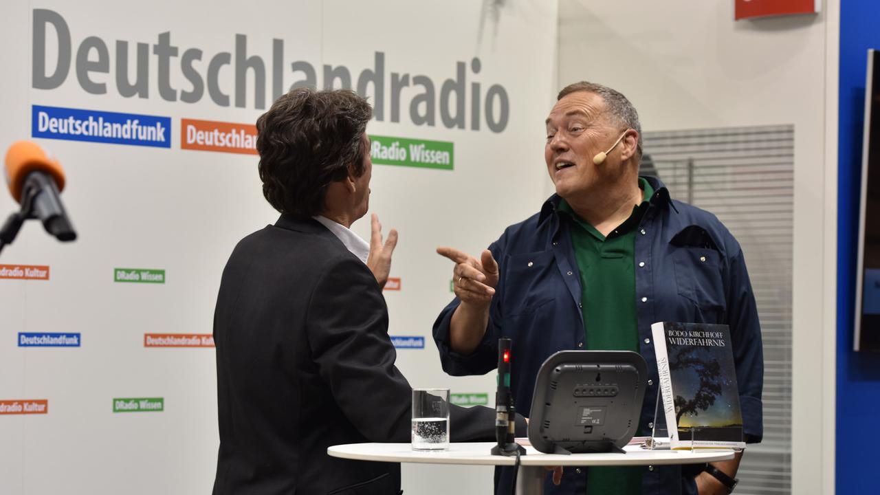 Thomas Meinecke (rechts) spricht auf der Frankfurter Buchmesse im Gespräch mit Joachim Scholl