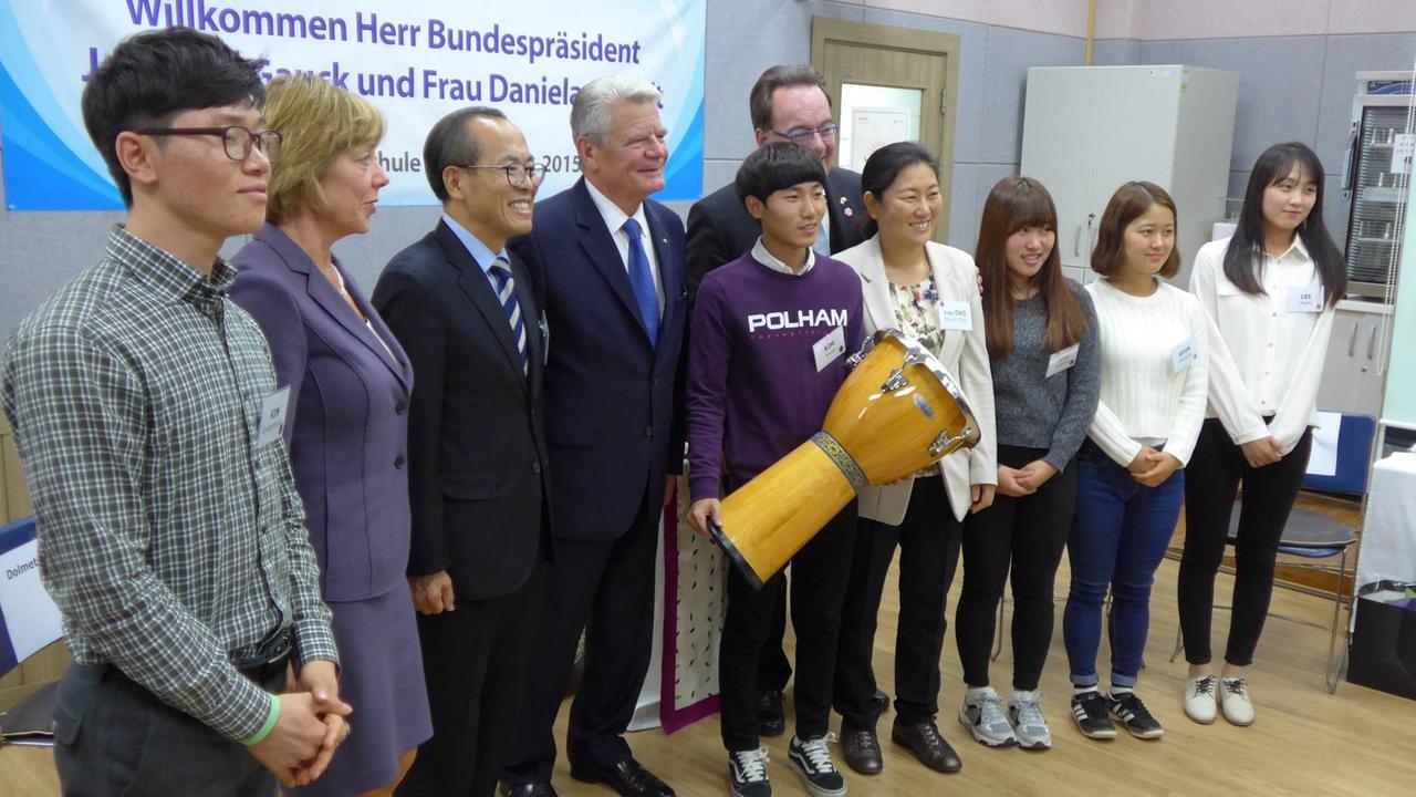 Joachim Gauck und Daniela Schadt mit dem Direktor und Schüler der Yeo-Myng-Schule
