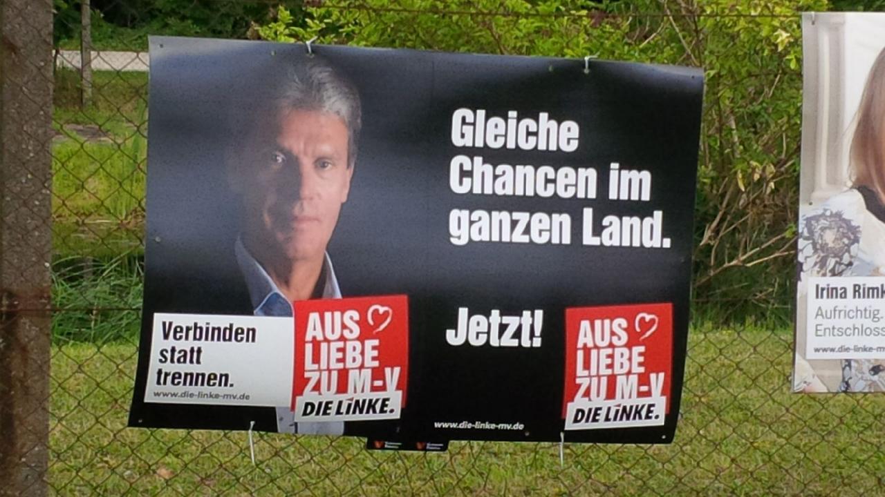 Ein Wahlplakat der Linke hängt an einem Zaun in Mecklenburg-Vorpommern, darauf der Slogan "Gleiche Chancen im ganzen Land"