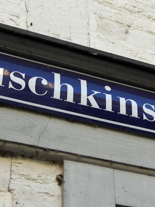 Ein Straßenschild an einer historischen Hausfassade in der Puschkinstraße in Schwerin, aufgenommen am 30.12.2011