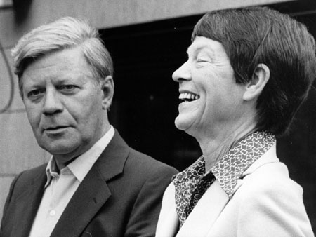 Der damalige Bundeskanzler Helmut Schmidt (SPD) mit seiner Ehefrau Hannelore "Loki", fotografiert vor ihrem Ferienhaus am Brahmsee