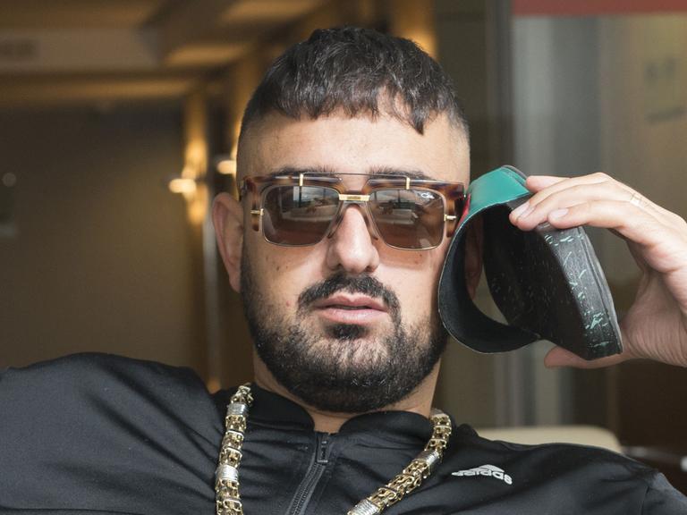 Der Rapper Aykut Anhan, alias Haftbefehl, posiert am 14.07.2016 vor einem Interview für die Kamera.