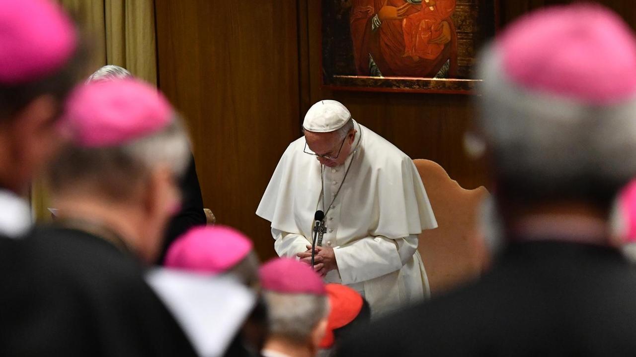 Papst Franziskus betet bei der Anti-Missbrauchskonferenz in Rom