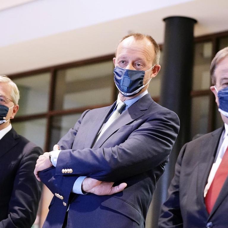 Die drei Kandidaten für den Bundesvorsitz der CDU Armin Laschet, (r-l) Friedrich Merz und Norbert Röttgen mit Masken bei einem Treffen der Jungen Union